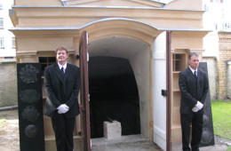 Restaurierung und Rekonstruktion historischer Särge der Grabgruft von Haselberg