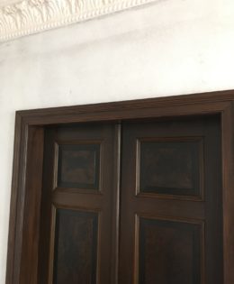 Mehr Schein als Sein! Restaurierung einer seltenen maserierten Tür von 1885